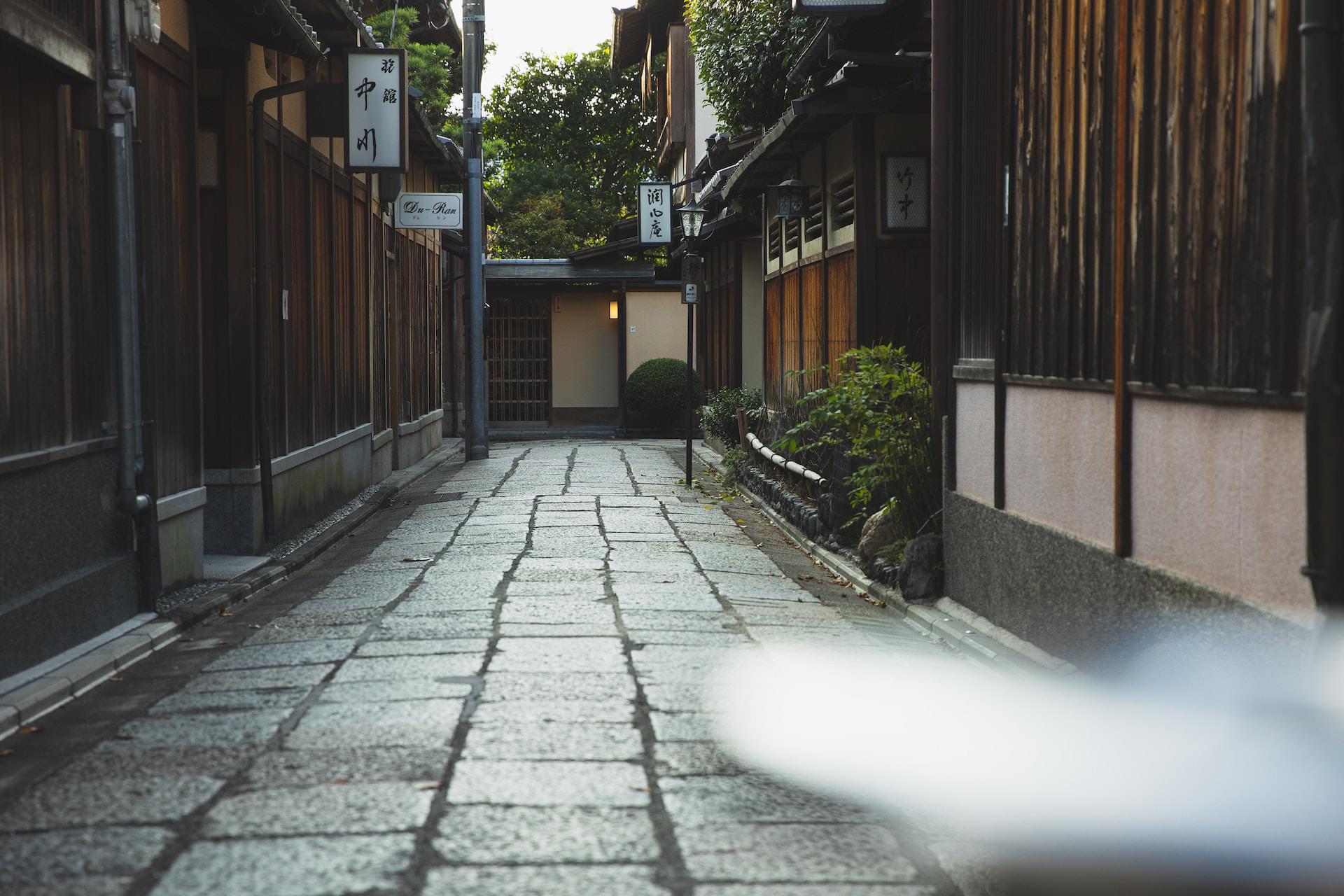 木造の家屋に挟まれた石畳の小さな路地